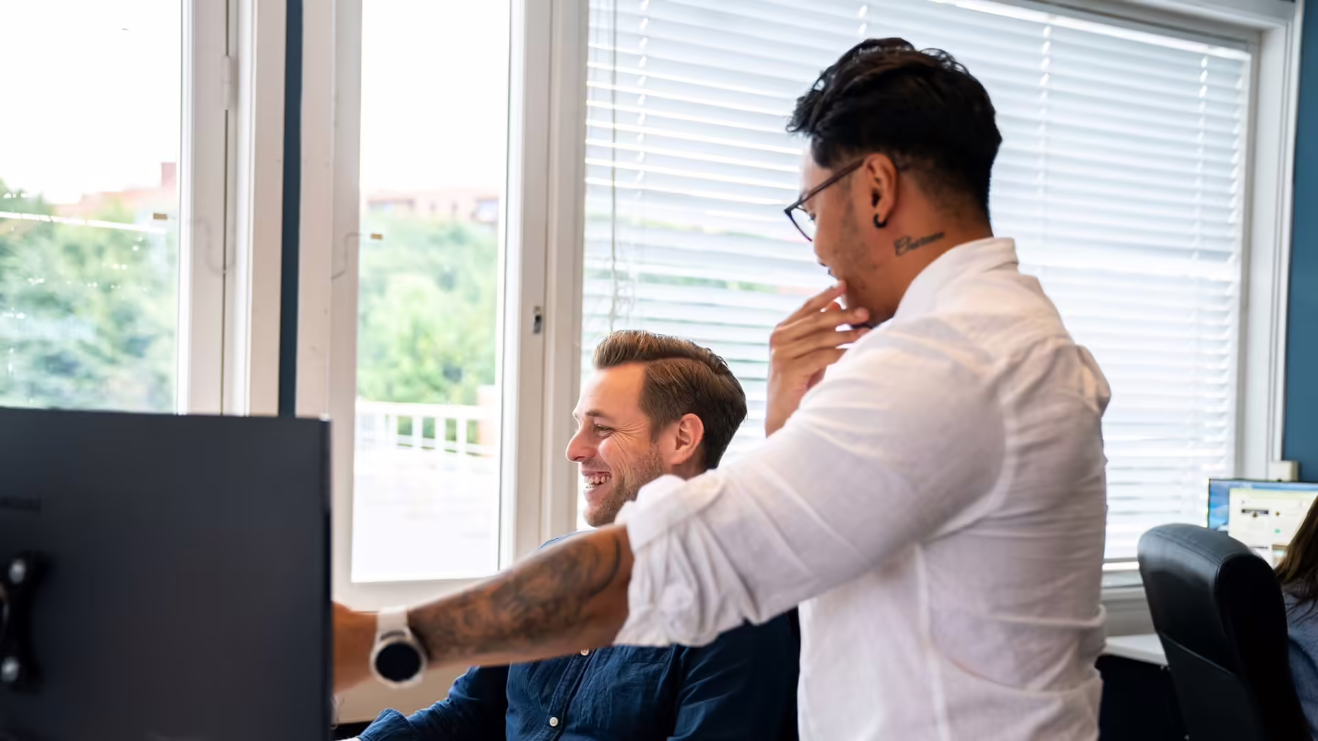 To kollegaer som jobber med webdesign og utvikling