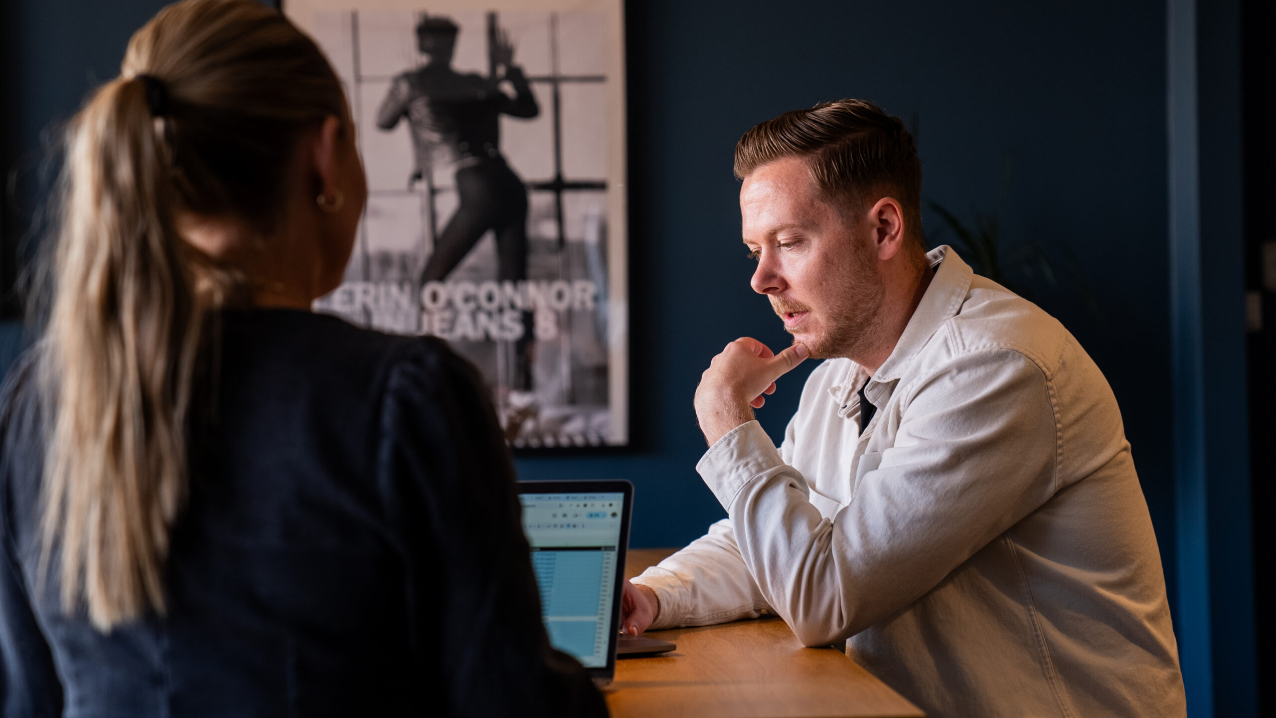 Dialog mellom to ansatte om betalt markedsføring