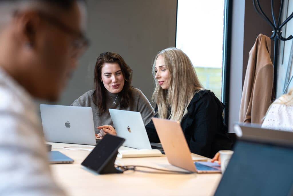 Photograph of Sandra and Sylvia, our two colleagues responsible for SEO and marketing at MediaBooster. Your trusted partner and digital marketing agency.